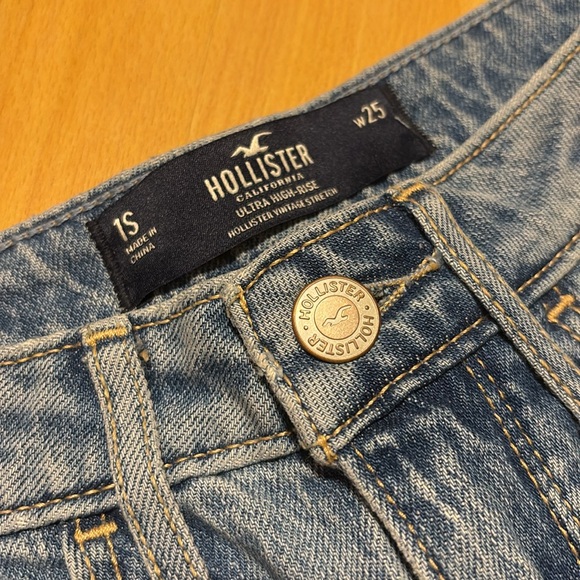 Hollister Ultra High-Rise Light Wash Relaxed Flare Jeans - Picture 3 of 6